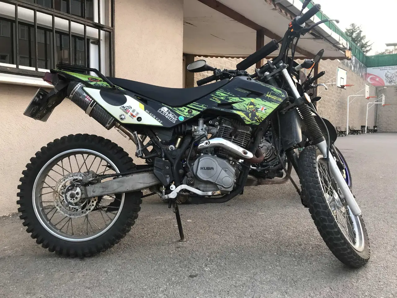 Eğitimde kullanılan yeşil-siyah motosiklet